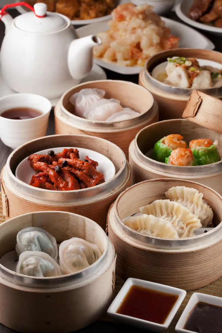 翰品高雄港都茶樓雙饗券售價為1599元，可選三人份量的港點套餐或烤鴨饗宴。雲朗觀光提供