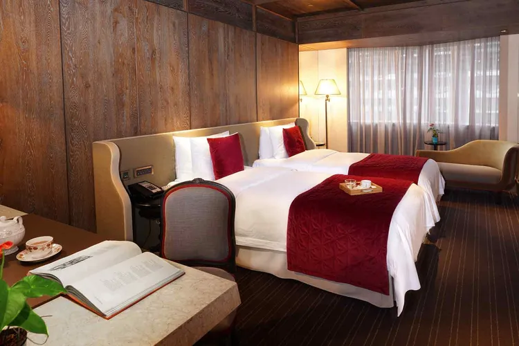 若想入住君品酒店行政豪華客房，能使用3張雲朗聯合住宿券進行入住，同時還能享行政樓層禮遇及尊榮服務。雲朗觀光提供