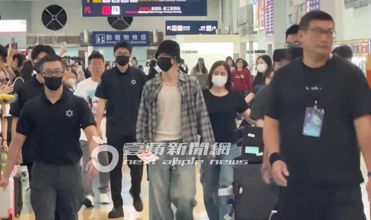 Mark經過長途飛行，空降小港。陳薇安攝