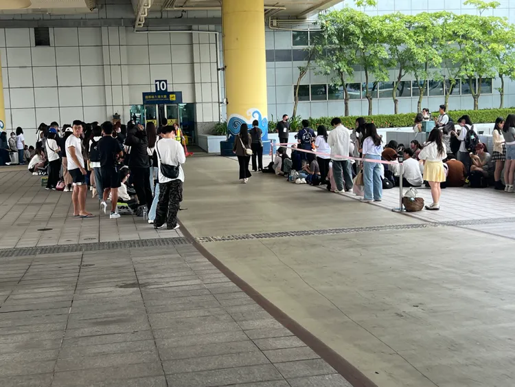 小港機場外也有粉絲在排隊。陳薇安攝