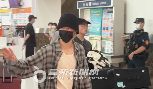 直击|GOT7 Mark空降小港3度收信宠粉!长途飞行没疲态状况超好