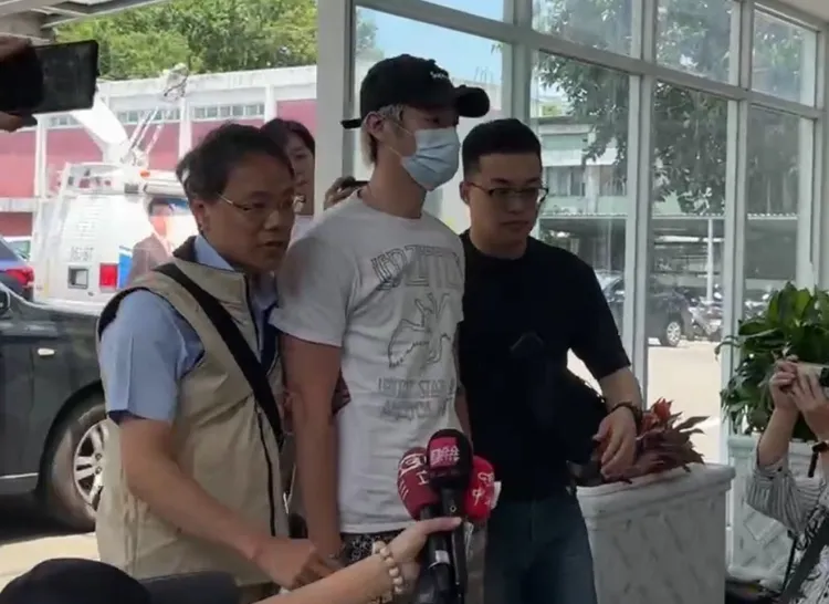 前伊林旗下模特兒陳信維涉閃兵，雙手插口袋進警局。翻攝畫面