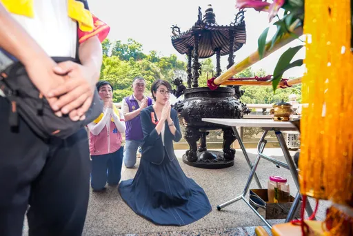 「粉紅超跑」200年來首度進南投!縣長許淑華跪地恭迎