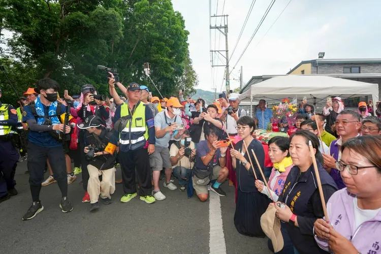 媽祖200年來首次到南投，信眾與縣長都到場迎接。翻攝自許淑華臉書