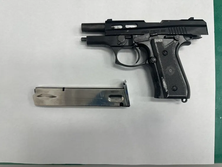 陳男交出作案用槍枝，警方將送驗比對並追查溯源。翻攝照片