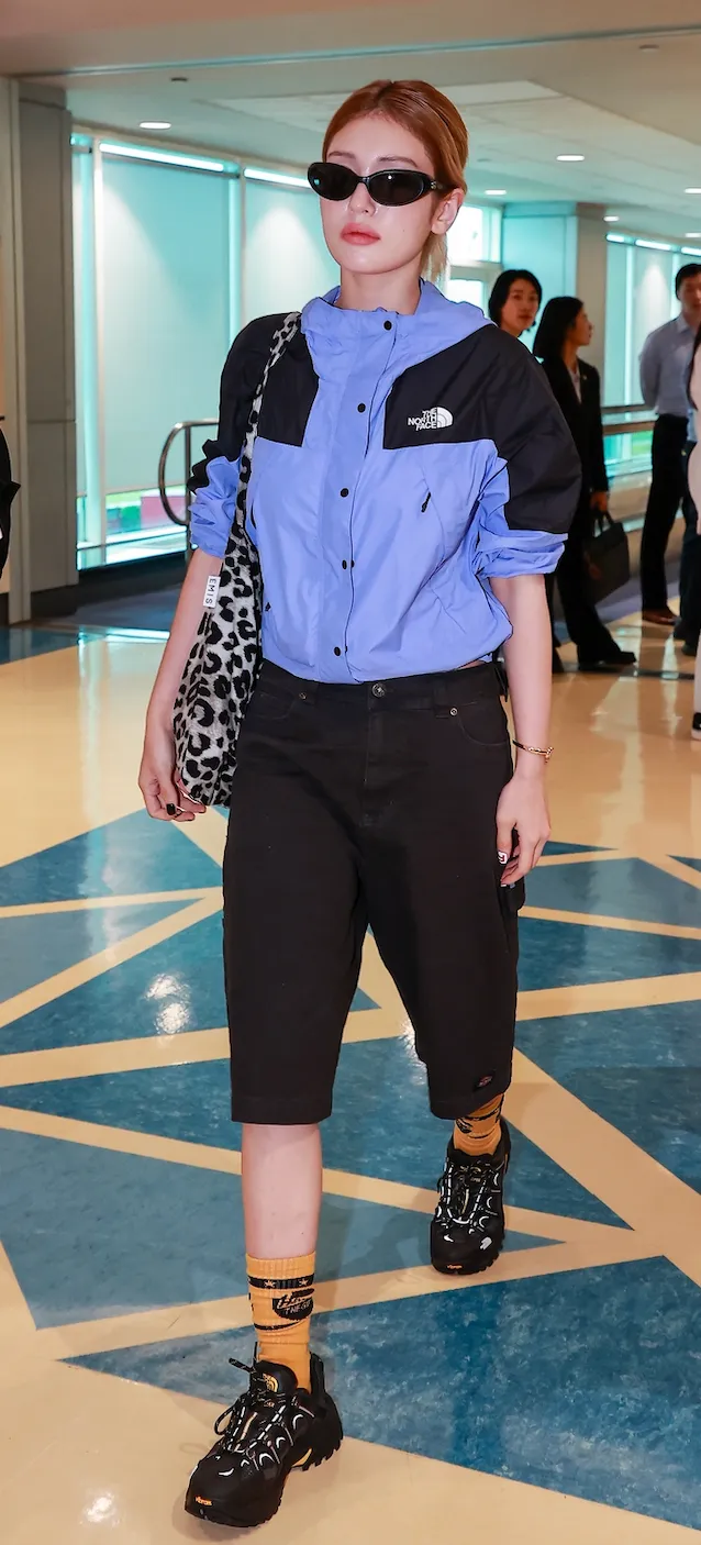 全昭彌身穿The North Face防風外套搭配五分褲。桃園機場記者聯誼會提供