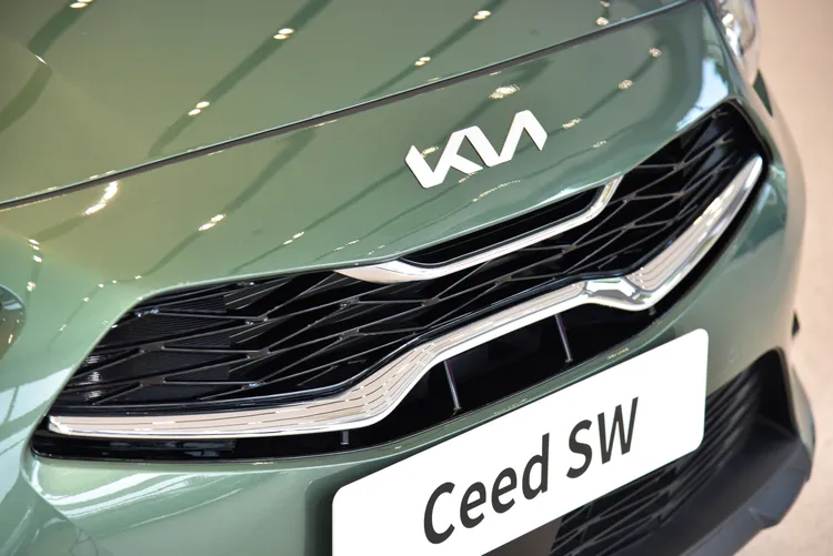 Ceed Sportswagon新年式延續家族化虎鼻式水箱護罩，搭配全新LED頭燈與三箭式日行燈設計。業者提供