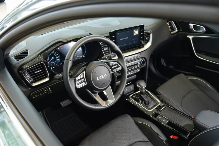 內裝鋪陳格局承襲簡潔歐風基因，搭載12.3吋整合智慧型全數位儀表板與8吋多媒體影音觸控系統。業者提供