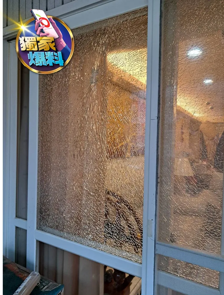 李姓婦人家中2片玻璃遭鋼珠擊穿，所幸全案沒有人員傷亡。民眾提供