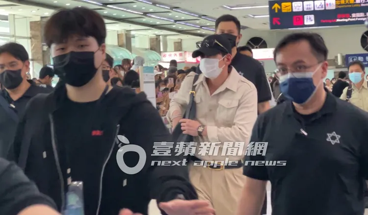 池昌旭把襯衫口袋的東西放進包包。陳薇安攝