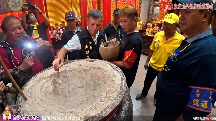 拱天宮人員將白沙屯媽祖從北港朝天宮帶回的萬年香火，倒入拱天宮各香爐，完成合爐。翻攝「白沙屯媽祖網路電視台」