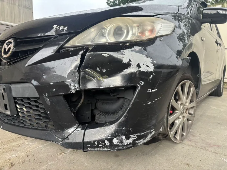 警車遭撞。警方提供