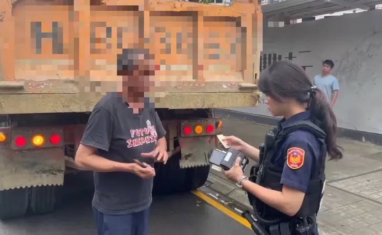 警方攔查砂石車稽查。桃園警分局提供