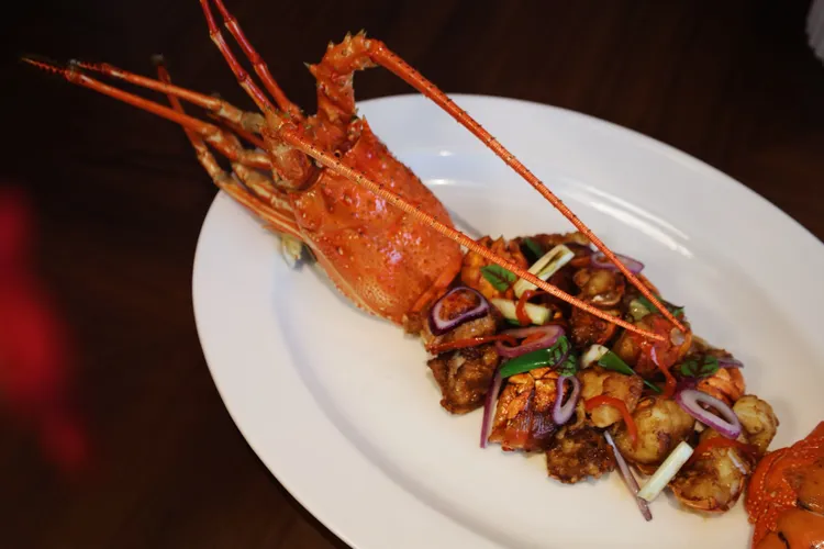 三蔥錦繡龍蝦球選用新鮮龍蝦製作，佐以青蔥、紅蔥與洋蔥三重香氣，勾勒出獨特提鮮風味。酥香外皮包覆柔嫩內餡，展現繽紛層次與節慶儀式感。業者提供