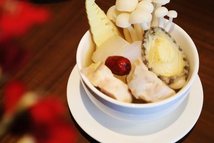 曼波鮮筍燉雞湯嚴選來自花蓮特有的「曼波魚皮」，富含膠原蛋白與Q彈口感，搭配春日鮮嫩翠綠的在地竹筍，以及精選老母雞細火慢燉，湯頭醇厚甘潤、滋味深長。業者提供