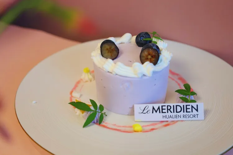 凡預訂母親節桌菜專案，皆加贈3吋藍莓精緻小蛋糕乙份（五人桌）／兩份（十人桌），主廚特製的藍莓蛋糕選用新鮮藍莓果粒搭配輕盈乳酪慕斯，口感綿密、風味清爽，讓整場團圓宴席以幸福的餘韻圓滿收尾。業者提供