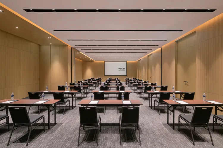 花蓮潔西艾美渡假酒店五樓多功能廳，擁有挑高設計與無樑柱格局，空間方正通透，搭配柔和光影與現代典雅風格，營造出恰到好處的高雅氛圍。業者提供