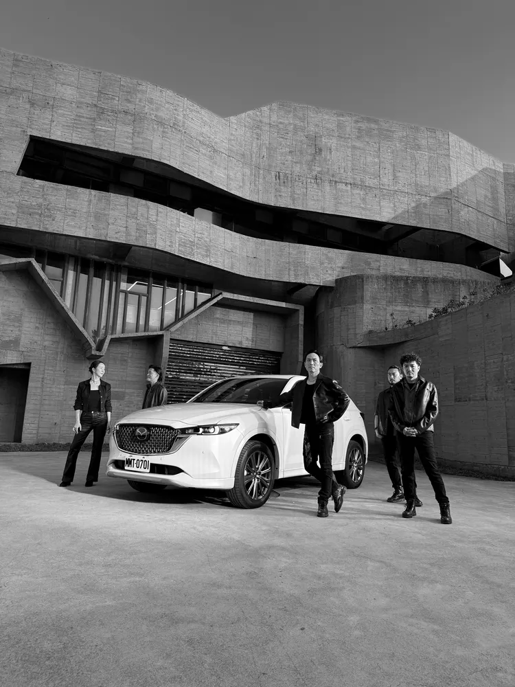 回聲樂團罕見同框拍攝廣告。回聲社提供