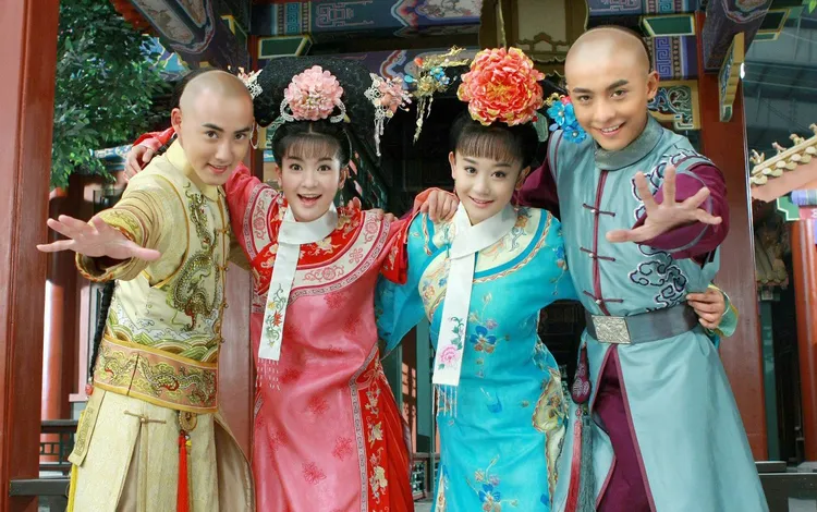 2011年播出的《新還珠格格》由張睿（左起）飾演永琪、李晟飾演小燕子、海陸飾演紫薇、李佳航飾演爾康。劇照