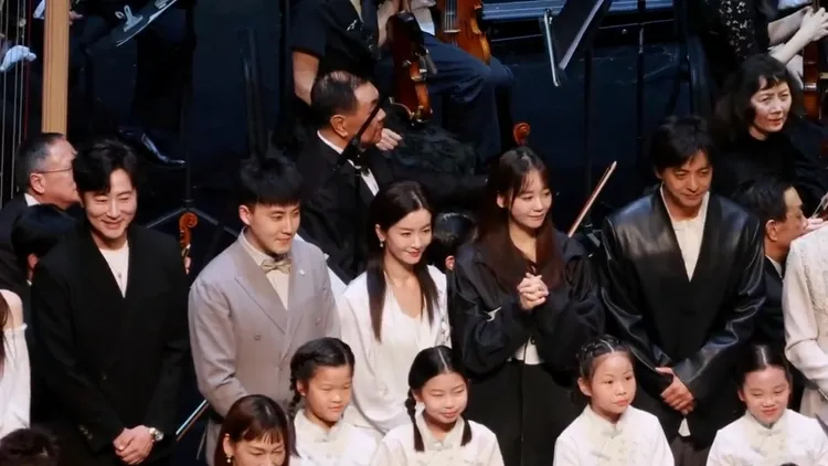 《新還珠格格》演員高梓淇（左起）、張睿、李晟、海陸、李佳航出席瓊瑤作品音樂會。翻攝劍斬天涯抖音