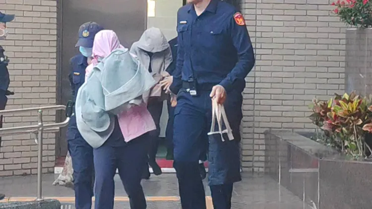 惡保母姊姊劉彩萱(前)遭檢方求處無期徒刑，妹妹劉若林(後)則被求處16-18年徒刑。張欽攝