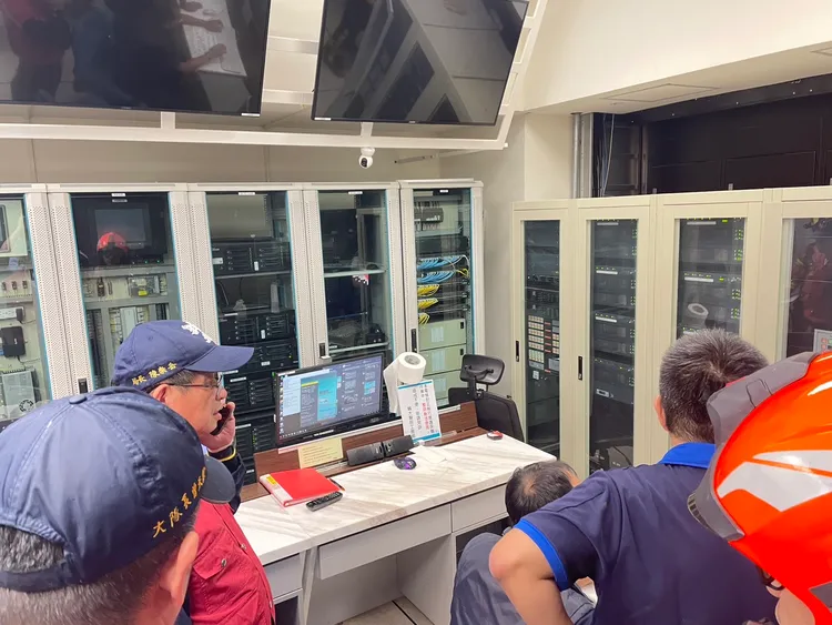 消防人員進入1樓急診電腦斷層掃描室檢查起火點。院方提供