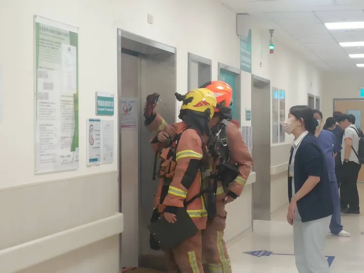 消防人員巡檢1、2樓所有管線及管道間，確認無煙竄流。院方提供