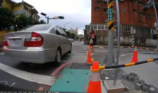 另一視角曝光!肇事男猶如開賽車 沒剎車直撞路口學生群