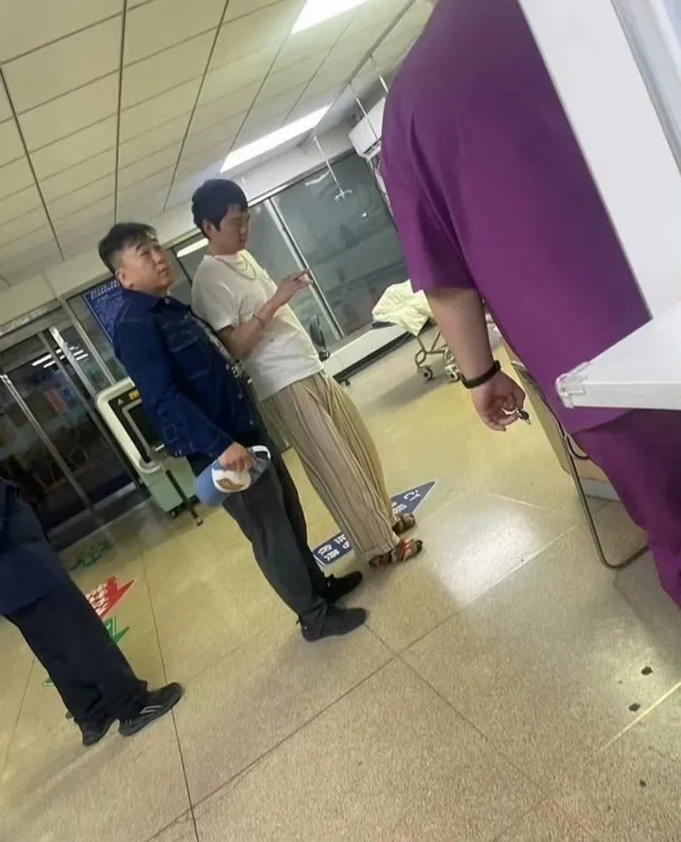 網友半夜在急診室遇到張哲軒（白衣男）。翻攝香蕉你個不拿拿兒微博