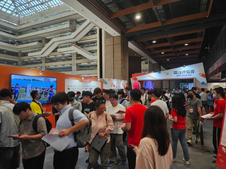 今年企業釋出的中高齡友善職缺成長顯著，第二季平均每月歡迎中高齡的工作機會數4.8萬個。104提供