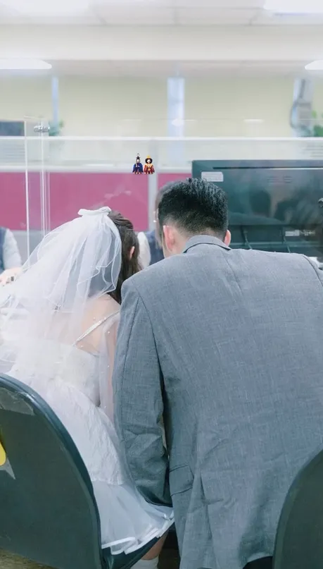 王齊麟和陳詩媛6月10日低調前往內湖戶政事務所登記結婚。翻攝《@chilinwang》IG