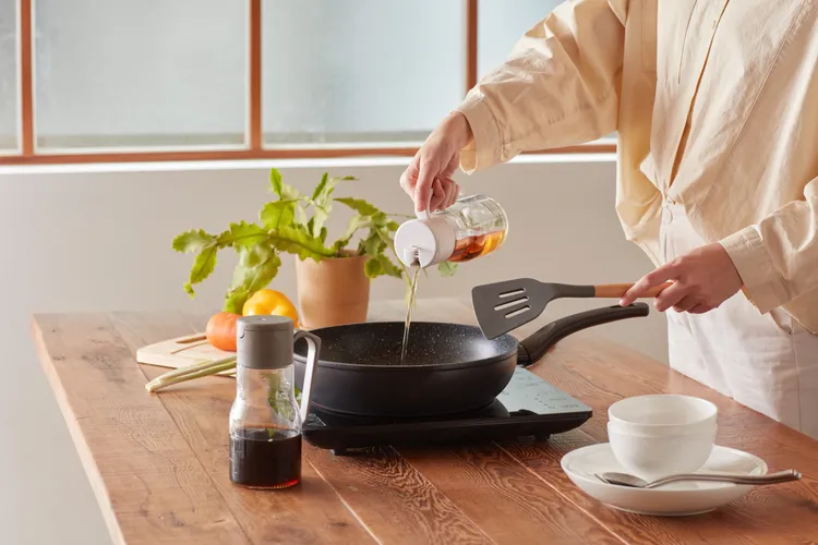 HOLA「自動開啟玻璃可拆蓋油壺」是許多網友一致好評的廚房必備效率小物，採用304不鏽鋼油嘴，堅固耐用且具自動回油設計，滴油不外漏更潔淨，前傾時蓋子自動翻開。業者提供