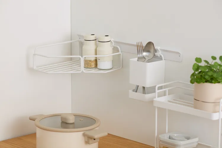 HOLA獨家的INK鐵線收納系列為居家收納提供靈活且便利的解方，其中壁掛系列可以針對需求任意組裝搭配配件，垂直收納輕巧不佔桌面。業者提供