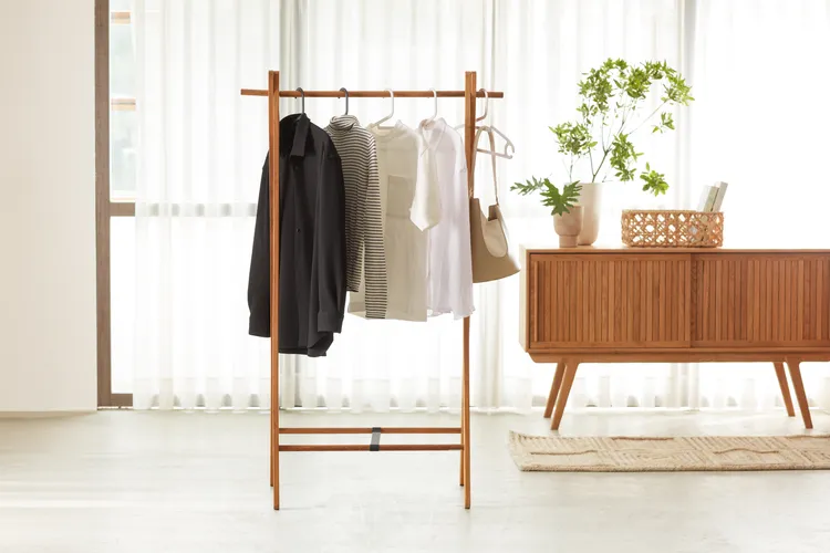 HOLA明星商品「REAL環保多功能衣架」曾憑藉一年熱銷37萬支、平均每2分鐘賣出1支。業者提供