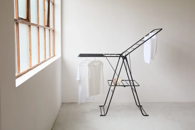 INK鐵製烤漆蝶型曬衣架為雙層設計，大量擴增晾曬空間，同時具備直、橫兩種方向的曬衣桿。業者提供