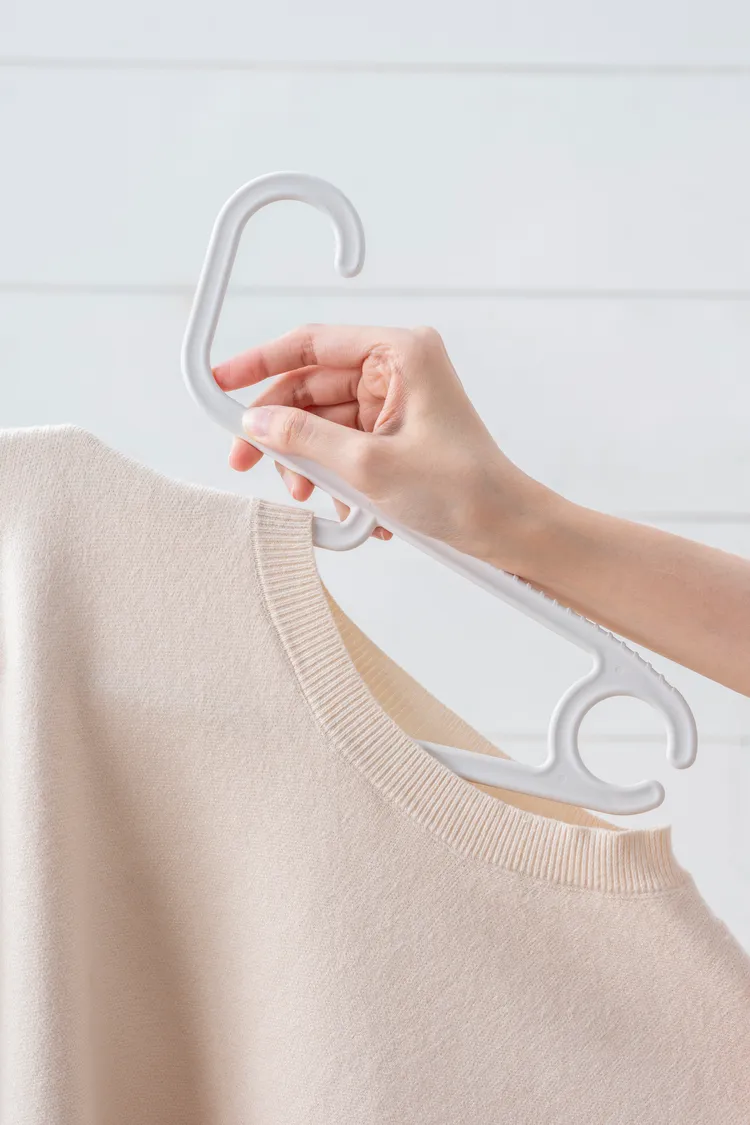 「REAL環保多功能衣架」獨特的「ㄥ字」開口設計，可輕鬆將窄領衣物「滑進」衣架，減少領口拉扯，有效避免肩部與領口變形。業者提供