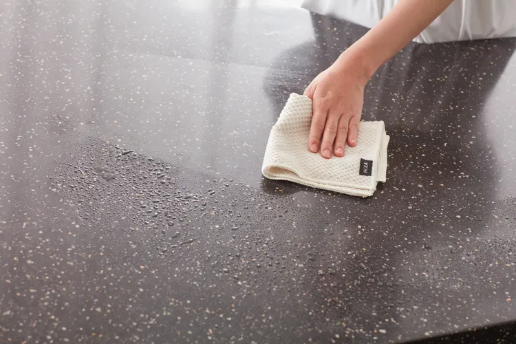 另一廣受網友好評的廚房幫手便是HOLA獨家「REAL RPET抹布」，使用雙面緹花設計，圓點面吸水、長條面刮除油汙，乾濕兩用一「布」搞定。業者提供