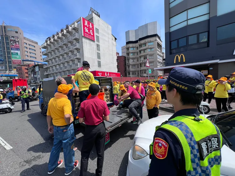 警方在遶境隊伍中發現某宮廟2輛小貨車違規載運爆竹煙火，各載有382公斤與236公斤。翻攝畫面