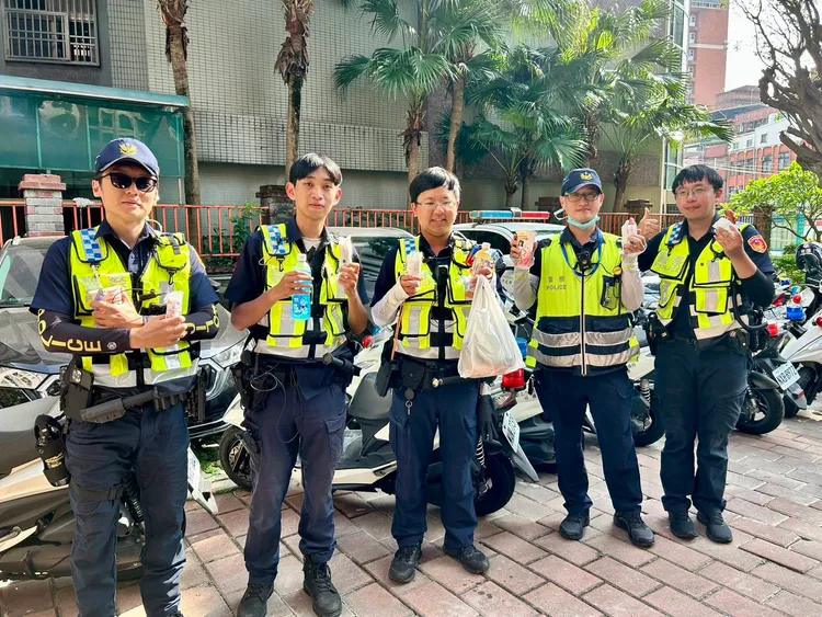 「警察補給站」如行動「元氣加油站」，幫助值勤的警員度過高溫與飢餓。警方提供