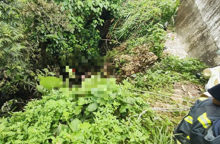 消防人員救出吳男時，他已明顯死亡。民眾提供