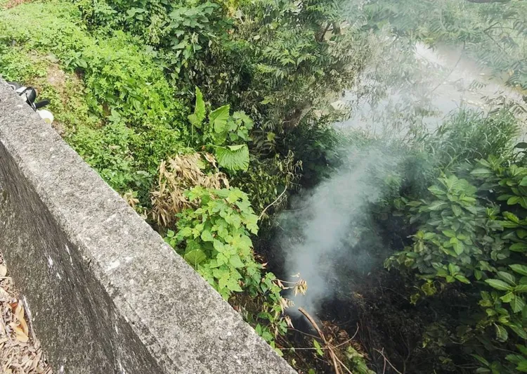 吳男跌落時疑手上的菸蒂引燃落葉，導致自己被燒死。民眾提供
