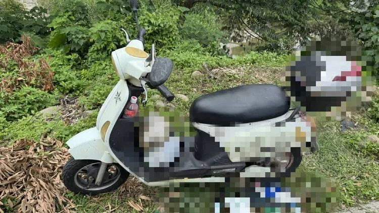 吳男的微型二輪車停在橋邊。民眾提供