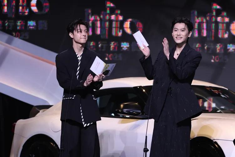 王子、邱宇辰身為唱跳團體的前輩，頒發「hito潛力唱跳團體」獎項再適合不過。彭欣偉攝