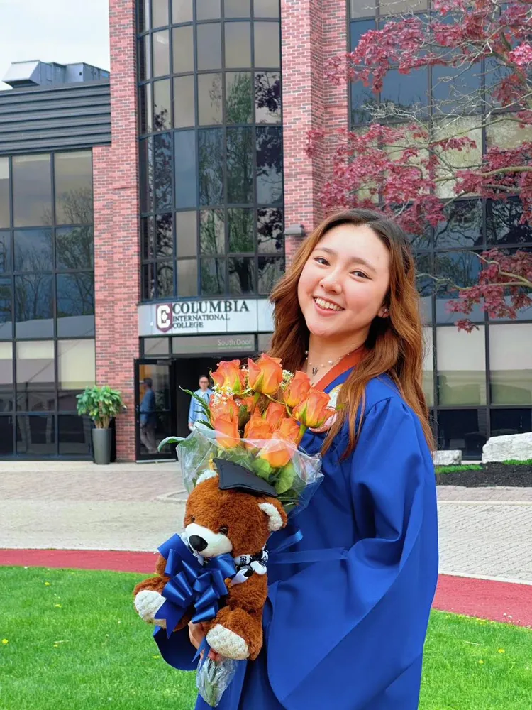 樂樂順利畢業笑開懷。翻攝王仁甫和季芹之永遠的芹仁臉書