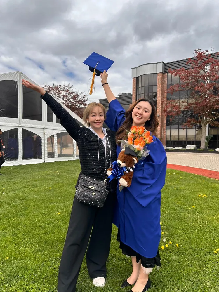 女兒樂樂成績優異畢業，季芹為她開心。翻攝王仁甫和季芹之永遠的芹仁臉書