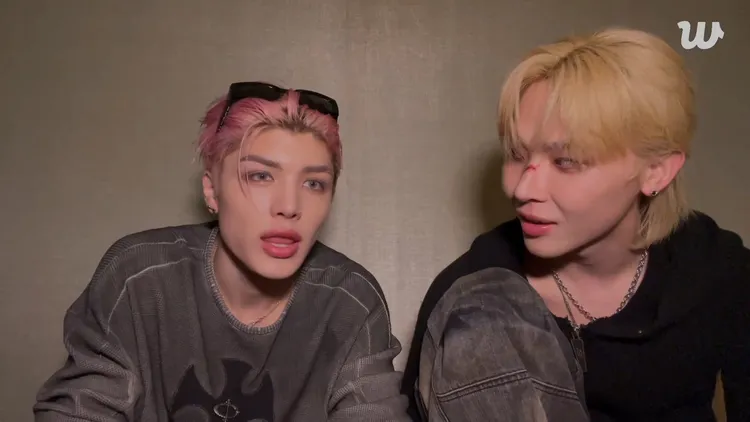 王奕翔（右）教MAKI說中文的南港展覽館。翻攝Weverse