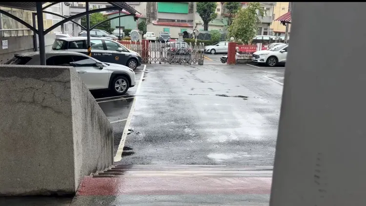 男子先到前台要求影印證件遭拒，竟繞到後門侵入警局。民眾提供