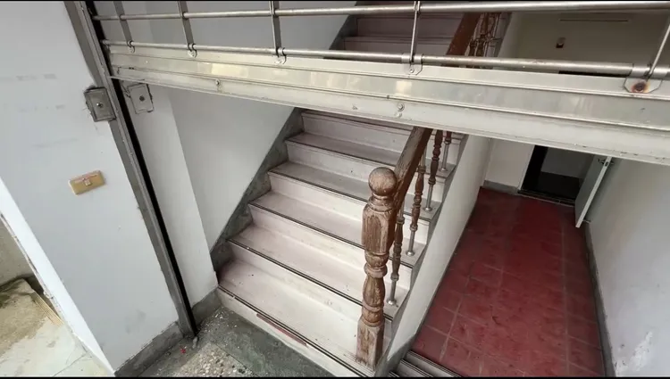 男子趁著清晨人員較少，撬開鐵捲門開關，進入警局「逛大街」。民眾提供