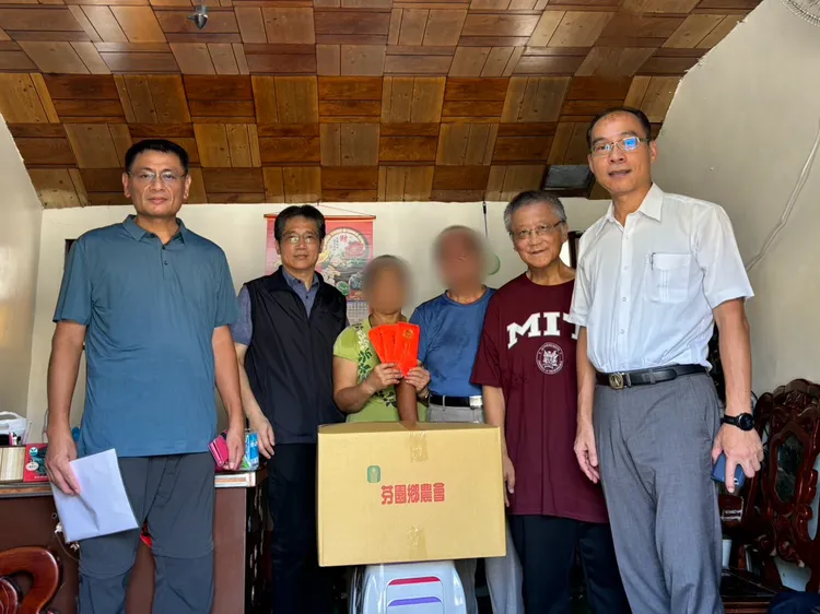 汐止分局、和美分局等人前往薛的故居慰問。警方提供