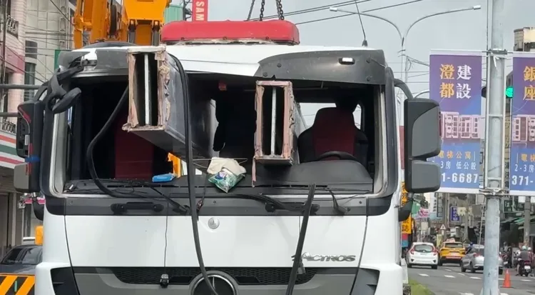 拖板車駕駛命大，「差1公分」就被鋼樑爆頭。民眾提供